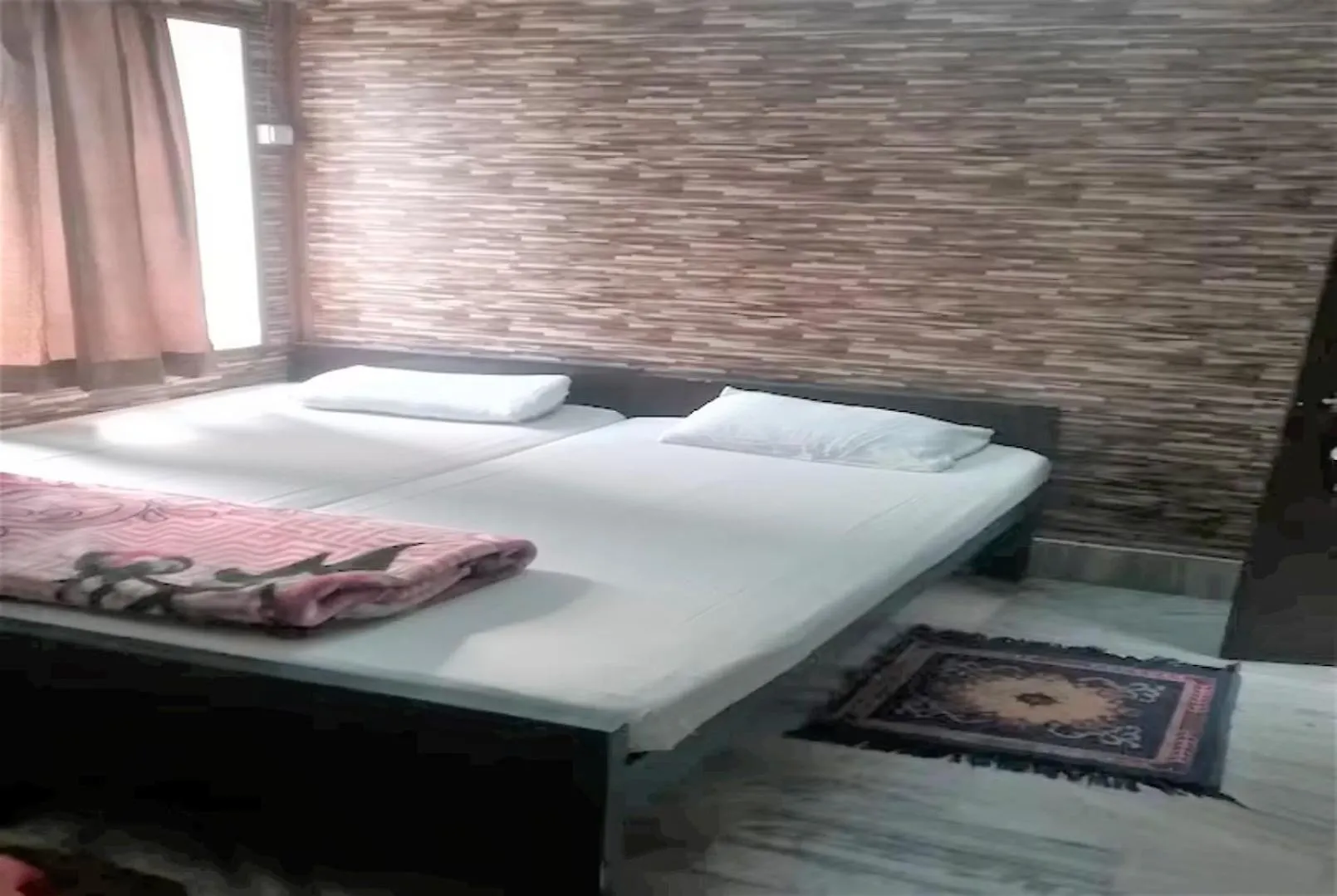 Goroomgo Teerth Guest House Varanasi Near Temple And Ganga Ghat